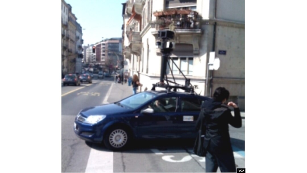 Salah satu mobil yang dipakai "Street View" Google lengkap dengan kamera untuk memotret jalan-jalan dan bangunan di Jenewa, Swiss.