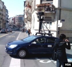 Mobil yang dilengkapi kamera milik Google tengah memotret jalan-jalan di Jenewa, Swiss.