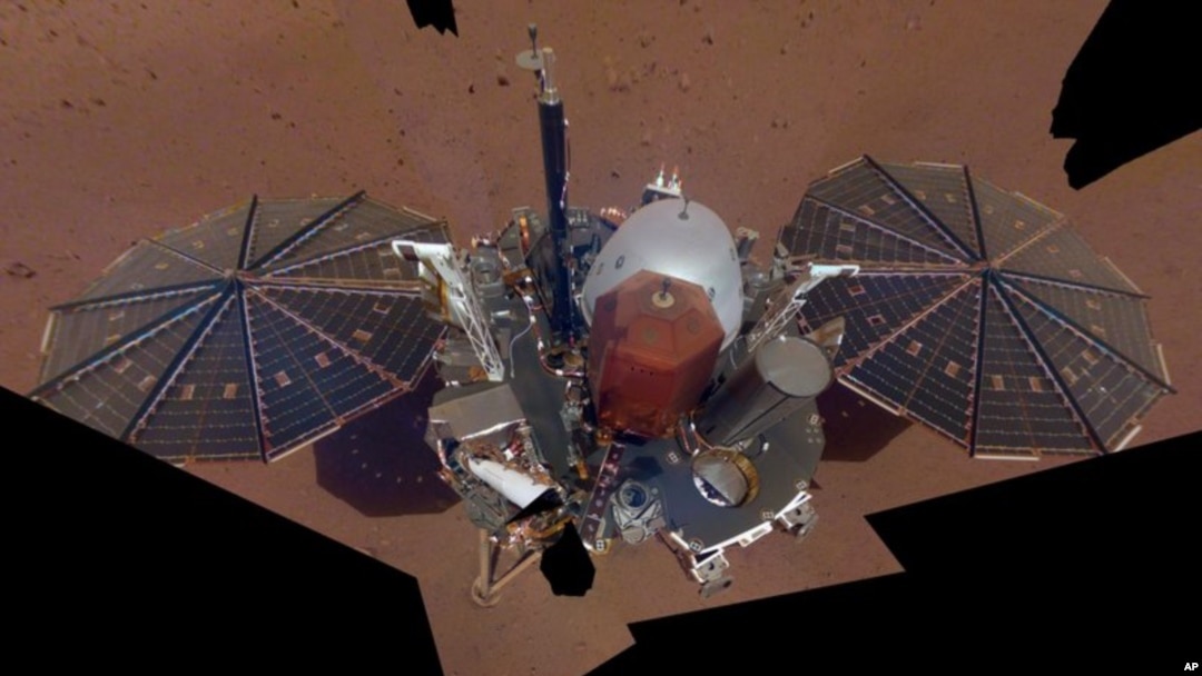 En esta imagen de la NASA, del 6 de diciembre de 2018, se ve a la sonda InSight posada en suelo de Marte. La imagen fue conformada con 11 imágenes tomadas con el brazo robot del aparato.