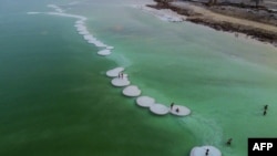 ARCHIVO - Vista aérea del distrito turístico de Ein Bokek, en el Mar Muerto en Israel, que muestra las islas de sal. Septiembre 4 de 2020.