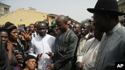 Shugaban Najeriya Goodluck Jonathan yayinda ya ziyarci inda aka kai hari a wata coci ranar kirsimeti.