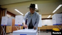 2017年5月9日韩国总统大选，一位选民在首尔一处投票站投票。