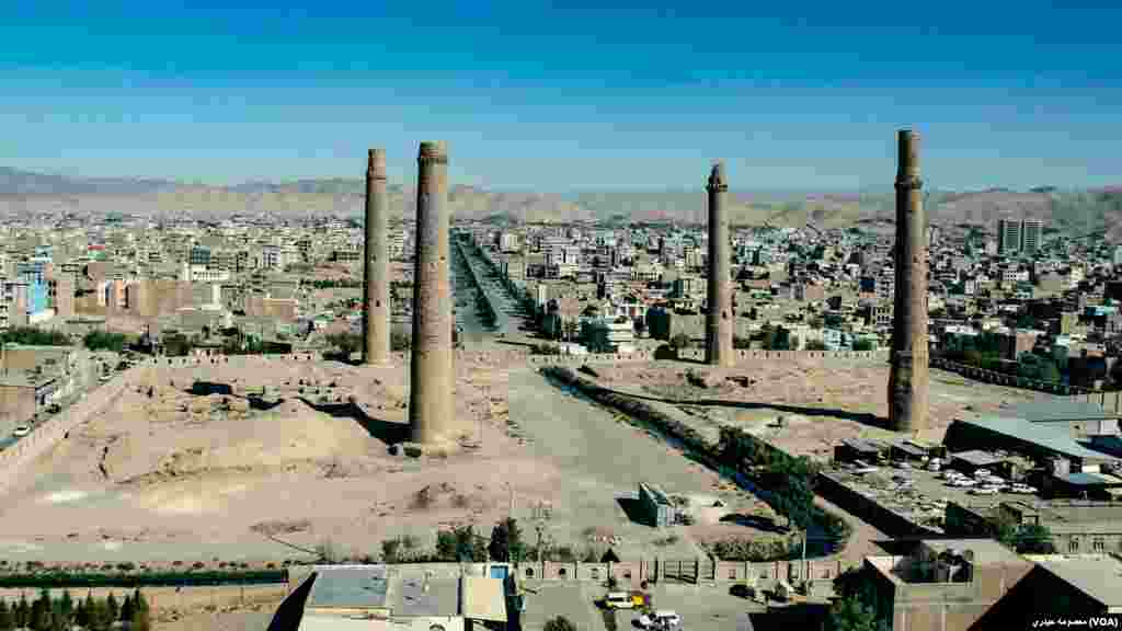مصلای هرات که شامل پنج منار است از آبدات تاریخی این شهر شمرده می شود