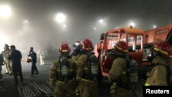 12 Temmuz 2020 - San Diego'da savaş gemisinde çıkan yangını söndürmek için gelen ekipler