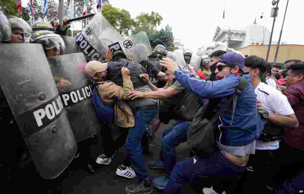 Partidarios del derrocado presidente Pedro Castillo chocan con la policía durante una protesta en Lima, Perú, el jueves 8 de diciembre de 2022. (AP Foto/Fernando Vergara) Lea más aquí sobre las protestas en varias regiones de Perú