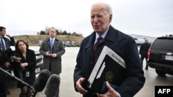 Presiden AS Joe Biden berbicara kepada wartawan sebelum menaiki Air Force One di Bandara Hagerstown, Maryland, hari Selasa, 5 Maret 2024.