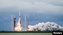 Un cohete SpaceX Falcon 9 despega del complejo de lanzamiento-40 que transporta la nave espacial Hera de la Agencia Espacial Europea en una misión al asteroide Dimorphos, en Cabo Cañaveral.