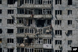 Uništene zgrade u Bahmutu. (Foto: AP/Libkos)