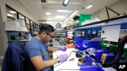 ຮຽນຄໍາສັບພາສາອັງກິດໃນຂ່າວ Sophisticated ແປວ່າ ສະຫຼັບຊັບຊ້ອນ ຫຼື ເກັ່ງ ແລະສະຫຼາດ