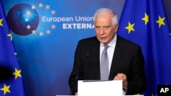 ARCHIVO - El jefe de política exterior de la Unión Europea, Josep Borrell, lee una declaración durante una conferencia de prensa previa a las conversaciones sobre Serbia-Kosovo en Bruselas, el miércoles 26 de junio de 2024.