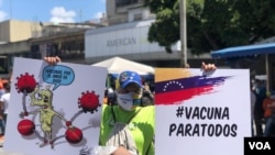 Una manifestante muestra su pancarta en la que pide vacunas contra el COVID-19 para todos en Caracas. Julio 5, 2021. Foto: Álvaro Algarra - VOA.
