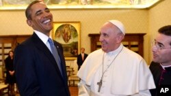 El presidente Barack Obama y el papa Francisco intercambian presentes en el Vaticano, en su encuentro de este jueves.