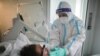 Хворий 20-річний Рауль Адін у палаті інтенсивної терапії у відділі COVID-19 Інституту пневмології в Бухаресті, Румунія 22 вересня 2021 р.