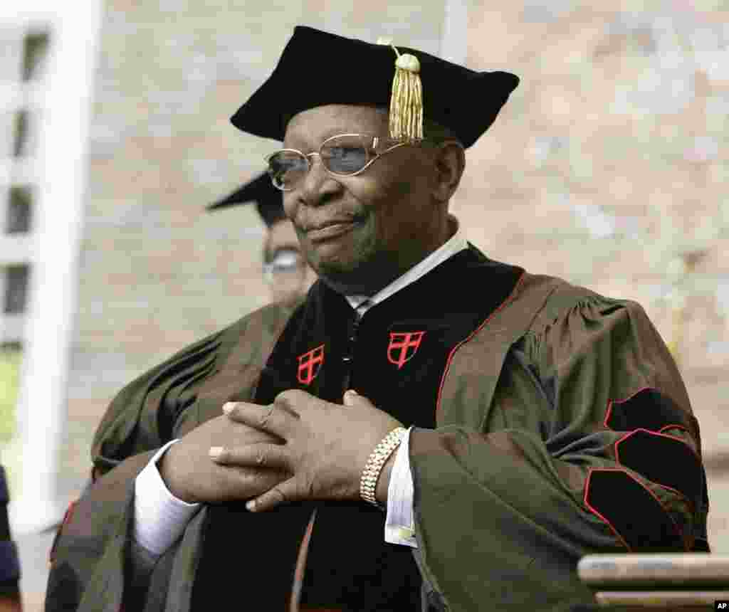 B.B. King gestures to the crowd before receiving an honorary Doctor of Music degree during Brown University's 239th Commencement in Providence, R.I., May 27, 2007.