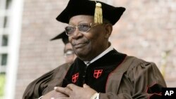 B.B. King saat menerima penghargaan doktor kehormatan dari Brown University di Providence, Rhode Island, AS. (Foto: Dok)