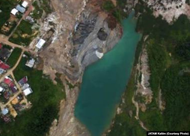 Foto udara lubang bekas tambang yang dekat dengan pemukiman warga Samarinda (courtesy: JATAM Kaltim)