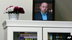 Potret Yalqun Rozi di atas lemari buku di apartemen putranya dan menantunya di Philadelphia, 18 April 2019. (Foto: AP)