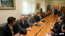 Šef pregovaračkog tima Vlade Srbije za dijalog s Prištinom Borislav Stefanović razgovara sa predstavnicima kosovskih Srba u vladi Srbije.