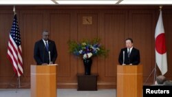 로이드 오스틴(왼쪽) 미 국방장관과 하마다 야스카즈 일본 방위상이 1일 도쿄에서 회담 직후 공동회견하고 있다. 