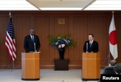 Sekretar za odbranu Lloyd Austin i ministar odbrane Japana Yasukazu Hamada, Tokijo, Japan. 1. juni, 2023. (Foto: AP/ Franck Robichon)