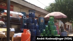 Des bouteilles de gaz butane dans une boutique de N'Djamena, au Tchad, le 13 octobre 2018. (VOA/André Kodmadjingar)