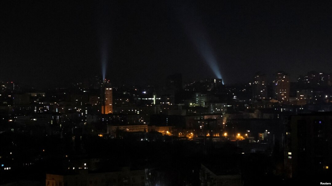 Prajurit Ukraina menggunakan lampu sorot saat mereka mencari drone di langit di atas kota selama serangan drone Rusia, di tengah serangan Rusia terhadap Ukraina, di Kyiv, Ukraina 1 Januari 2023.