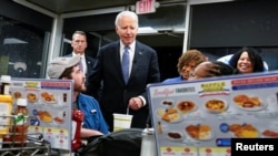 Tổng thống Hoa Kỳ Joe Biden gặp gỡ mọi người khi ông nhận phần ăn ở Waffle House tại Marietta, bang Georgia, sau khi tham gia cuộc tranh luận tổng thống ở Atlanta vào ngày 28/6/2024.