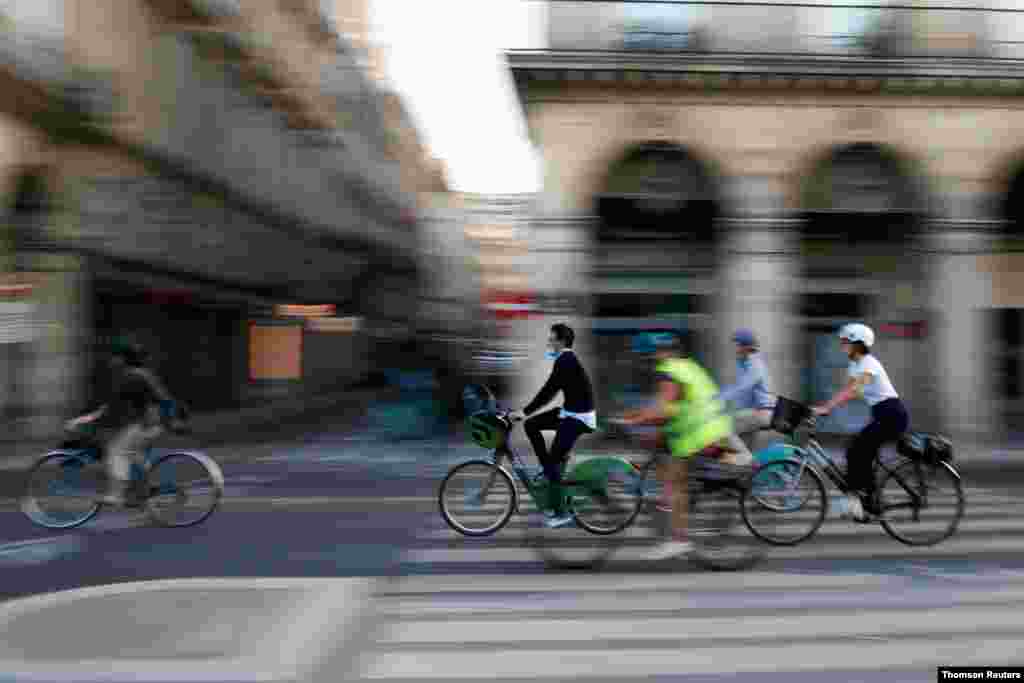 프랑스 파리 시민들이 루에드리볼리에서 자전거를 타고 있다. 