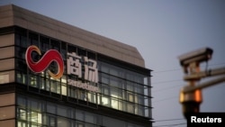 商汤集团在上海的办公楼与附近的监控摄像头 （2021年12月13日）