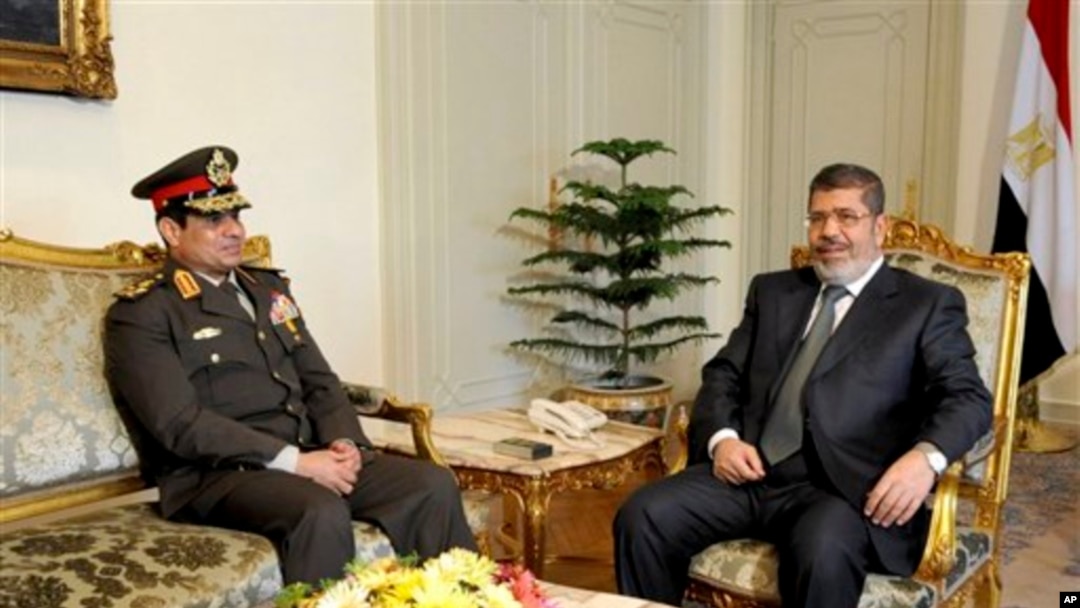 Menteri Pertahanan Jenderal Abdel Fattah al-Sissi (kiri) dan Presiden Mohammed Morsi dalam pertemuan di Kairo (foto: dok). Menhan Mesir mengeluarkan ultimatum terhadap Presiden Morsi dan oposisi, Senin (1/7). 