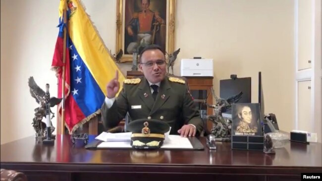 委内瑞拉驻美国大使馆武官何塞·路易斯·席尔瓦上校在华盛顿的大使馆办公室发表视频讲话（2019年1月26日）