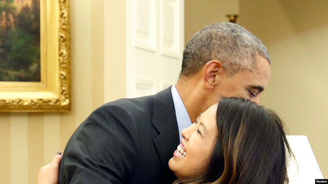 Shugaba Barack Obama yake taya Nurse Nina Phem murnar ta warke daga cutar Ebola.