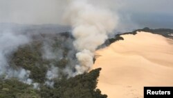 Asap akibat kebakaran hutan di Pulau Fraser Australia, juga dikenal dengan nama aslinya K'gari, 30 November 2020. (Foto: Layanan Kebakaran dan Darurat Queensland via REUTERS)