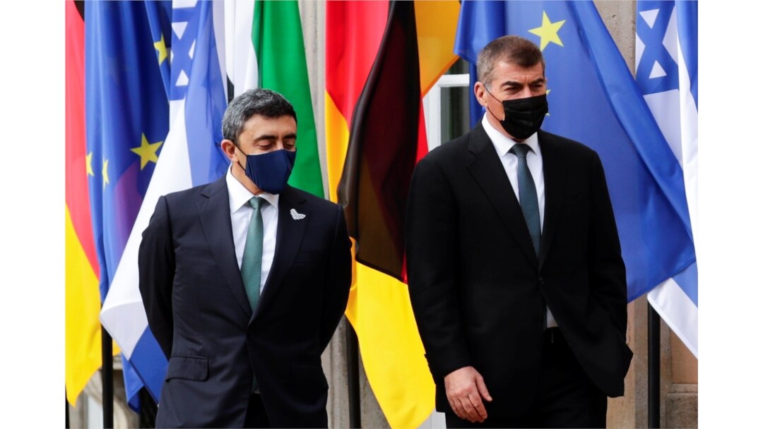 Menlu UEA Sheikh Abdullah bin Zayed al-Nahyan (kiri) dan mitranya dari Israel Gabi Ashkenazi menjelang pertemuan bersejarah mereka di Villa Borsig di Berlin, Jerman, 6 Oktober 2020. (Foto oleh HANNIBAL HANSCHKE / POOL / AFP)