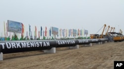 Para pekerja di perbatasan Turkmen-Afghan bersiap mengelas sambungan pertama pipa gas yang melintas garis perbatasan dalam upacara peresmian integrasi jalur pipa di Serhetabat, Turkmenistan, 23 Februari 2018.