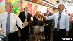 Presidente y vicepresidente salen a comprar su almuerzo.