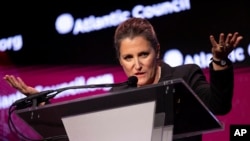 La ministra de Finanzas de Canadá, Chrystia Freeland, presenta a la secretaria del Tesoro de Estados Unidos, Janet Yellen, en la ceremonia de entrega de premios Global Citizen Awards del Atlantic Council, el miércoles 20 de septiembre de 2023, en Nueva York. 