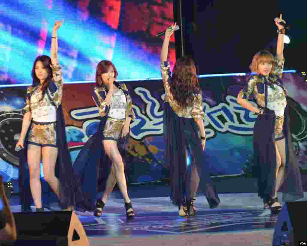 4-Minute is an Award-winning five woman group 4-minute performs at the expo, Yeosu, South Korea, June 9, 2012. (S.L. Herman/VOA)
