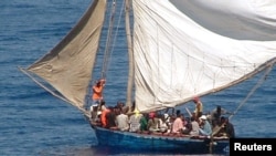 Refugiados haitianos en un bote sobrecargado en 2004. Este miércoles, un bote parecido dio vuelta provocando la muerte de 4 mujeres.