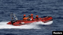 Awak kapal penyelamat migran LSM Sea-Eye Jerman 'Alan Kurdi' dalam latihan SAR di lepas pantai Afrika Utara, Laut Mediterania barat, 28 Agustus 2019. (REUTERS /Darrin Zammit Lupi). Enam Migran berhasil diselamatkan anggota SAR MSF di lepas pantai Libya, Senin (20/9).