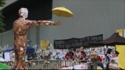 香港示威者抢救雨伞运动艺术作品