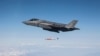 지난해 11월 25일 캘리포니아주 에드워즈 공군기지 상공에서 진행된 상호운용성 실험에서 F-35A 차세대 스텔스전투기가 비활성 B61-12 중력폭탄을 투하하는 장면. 미 국방부는 지난 22일 지난해부터 올해까지 진행한 B61-12 전술핵폭탄의 F-35 투사장면을 여러장 공개했다. (출처 : 미 국방부 F35합동프로그램국) 
