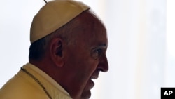 El papa Francisco dijo que "el chisme puede matar porque matan la fama de las personas".
