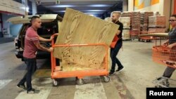 Ljudi kupuju drvnu građu u prodavnici nakon što je governer Portorika, Rikardo Roselo, proglasio vanredno stanje u pripremama za dolazak uragana Irma, u Bajamonu, Portoriko, 4. septembra 2017.