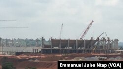 Revendications des ouvriers également au stade d’Olembe en construction à Yaoundé, à Yaoundé, 6 juillet 2018. (VOA/Emmanuel Jules Ntap)