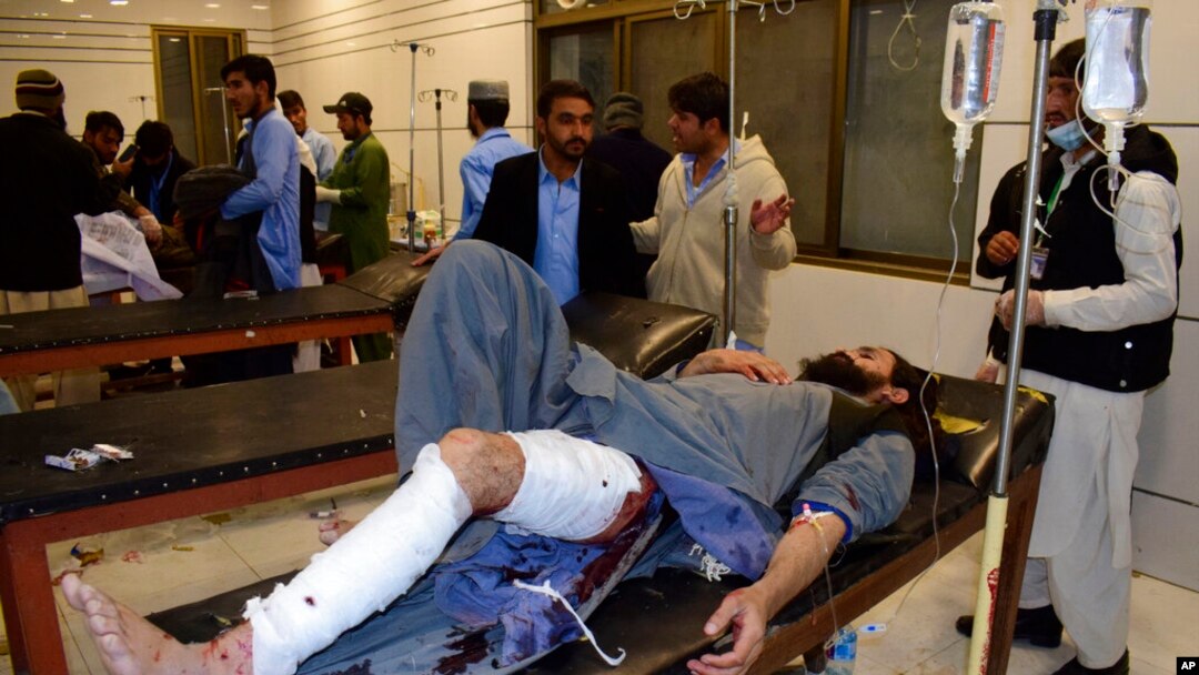 Korban dari ledakan bom yang terjadi di Quetta, Pakistan, menjalani perawatan di rumah sakit, pada 30 Desember 2021. Empat orang dilaporkan tewas dalam ledakan tersebut. (Foto: AP/Arshad Butt) 