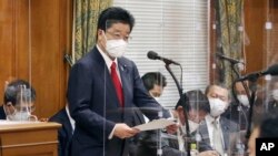 Kepala Sekretaris Kabinet Jepang Katsunobu Kato berpidato dalam sebuah komite di majelis rendah di Tokyo, Jumat, 11 Juni 2021. (Toshiyuki MatsumotoKyodo News via AP)