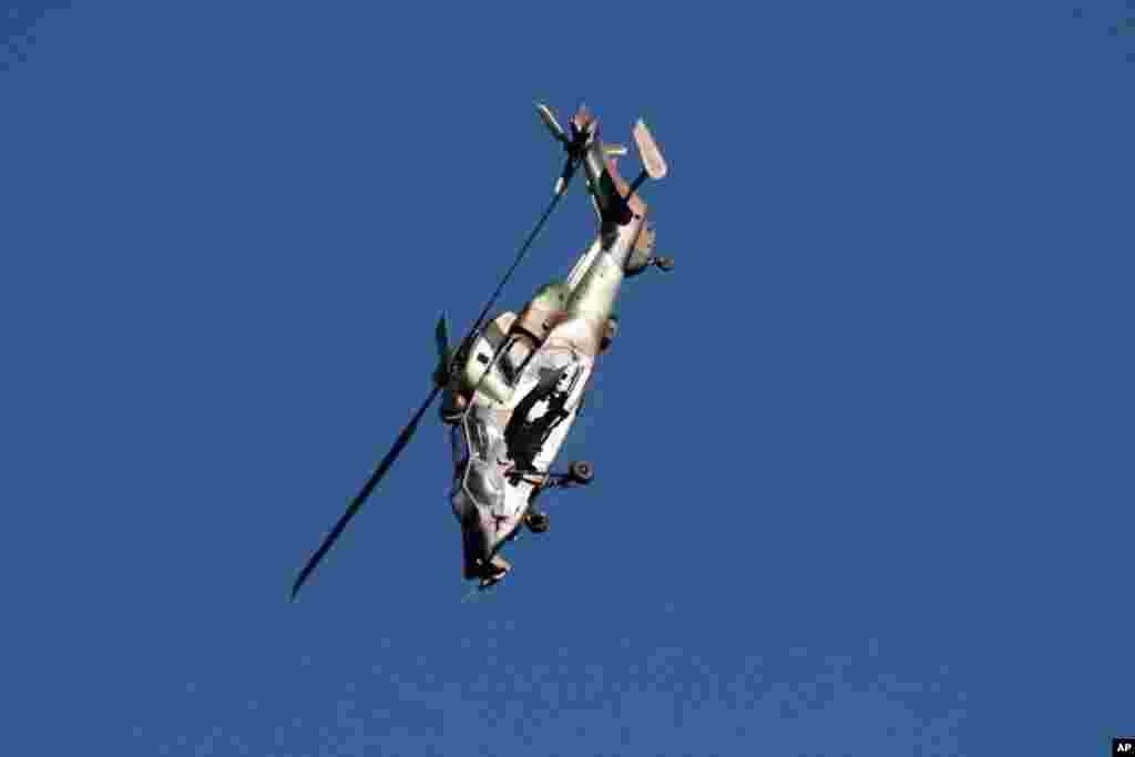 فرانسیسی فوج کے زیرِ استعمال 'یورو کاپٹر ٹائیگر' نامی جنگی ہیلی کاپٹر جو چار پروں اور دو انجنز پر مشتمل ہے۔