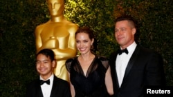 Diễn viên Hollywood Brad Pitt, Angelina Jolie và con nuôi Maddox Jolie-Pitt tại lễ trao giải Oscar, ngày 16/11/2013.