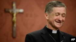 El nuevo arzobispo de Chicago, Blase Cupich, habla con los medios tras conocerse su nombramiento.